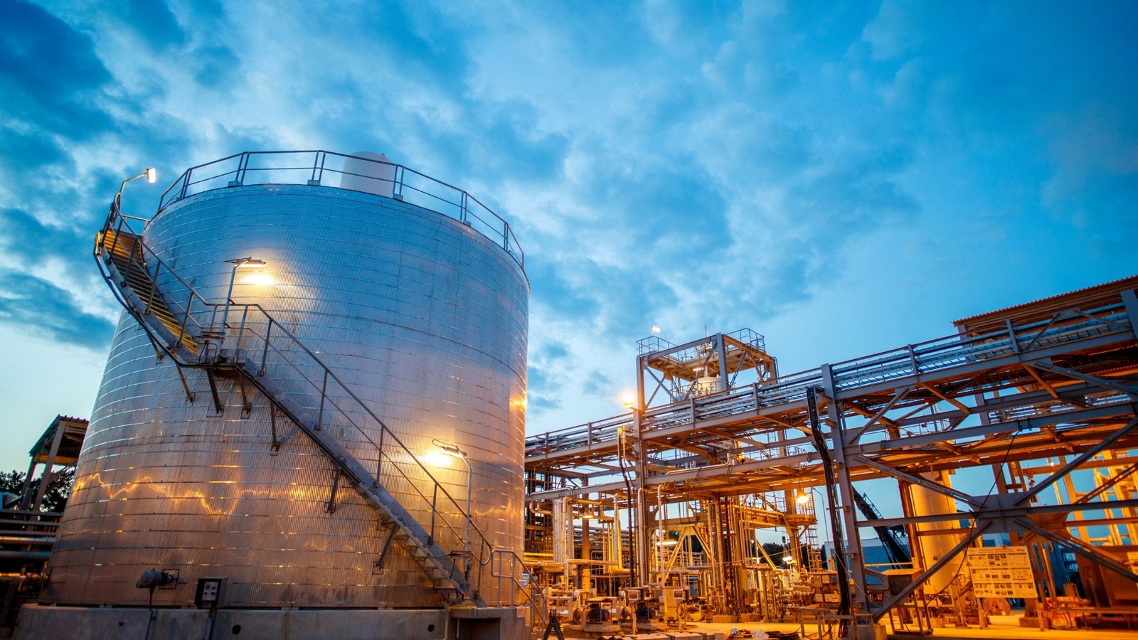 Sovereign versus commercial storage: the tanks behind the estimates