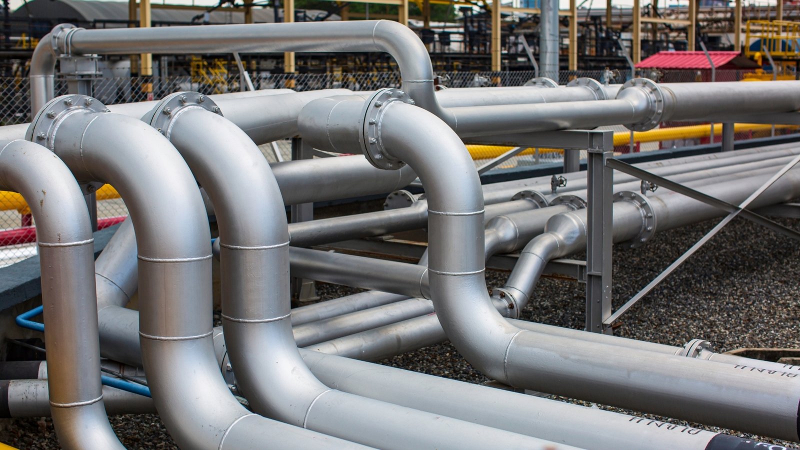 Dans une usine de traitement, les canalisations entrelacées reproduisent les flux conçus et acheminés d'un système d'élevage à cycle long : de nombreux chemins, une seule destination, maintenue dans le temps.