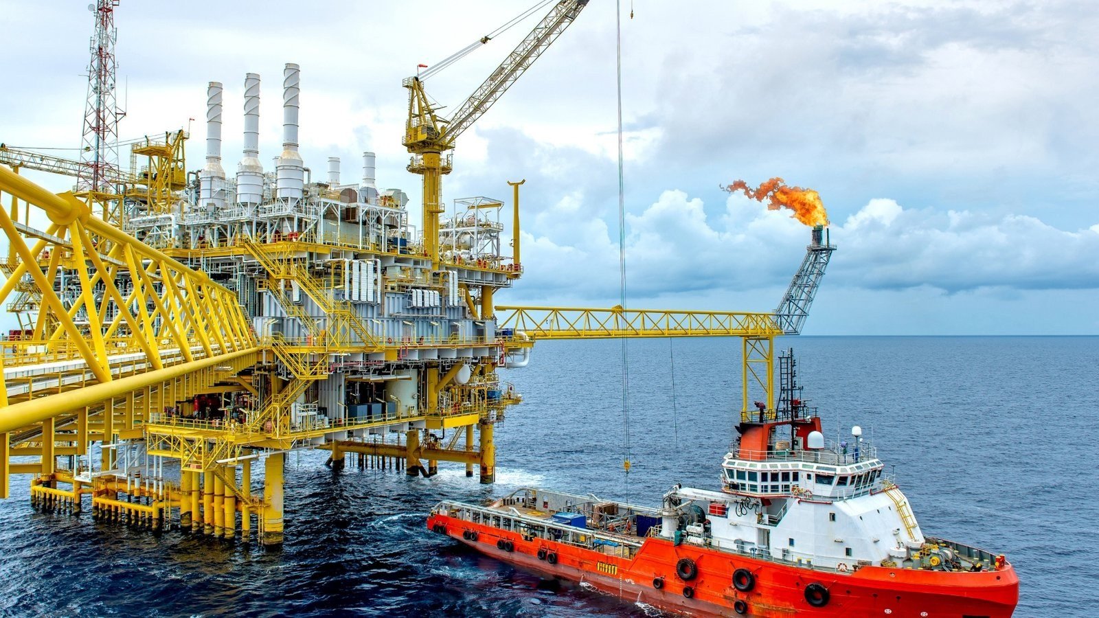 An offshore production platform in open water, the kind of asset Pemex must turn into barrels under its 2026 capital plan.